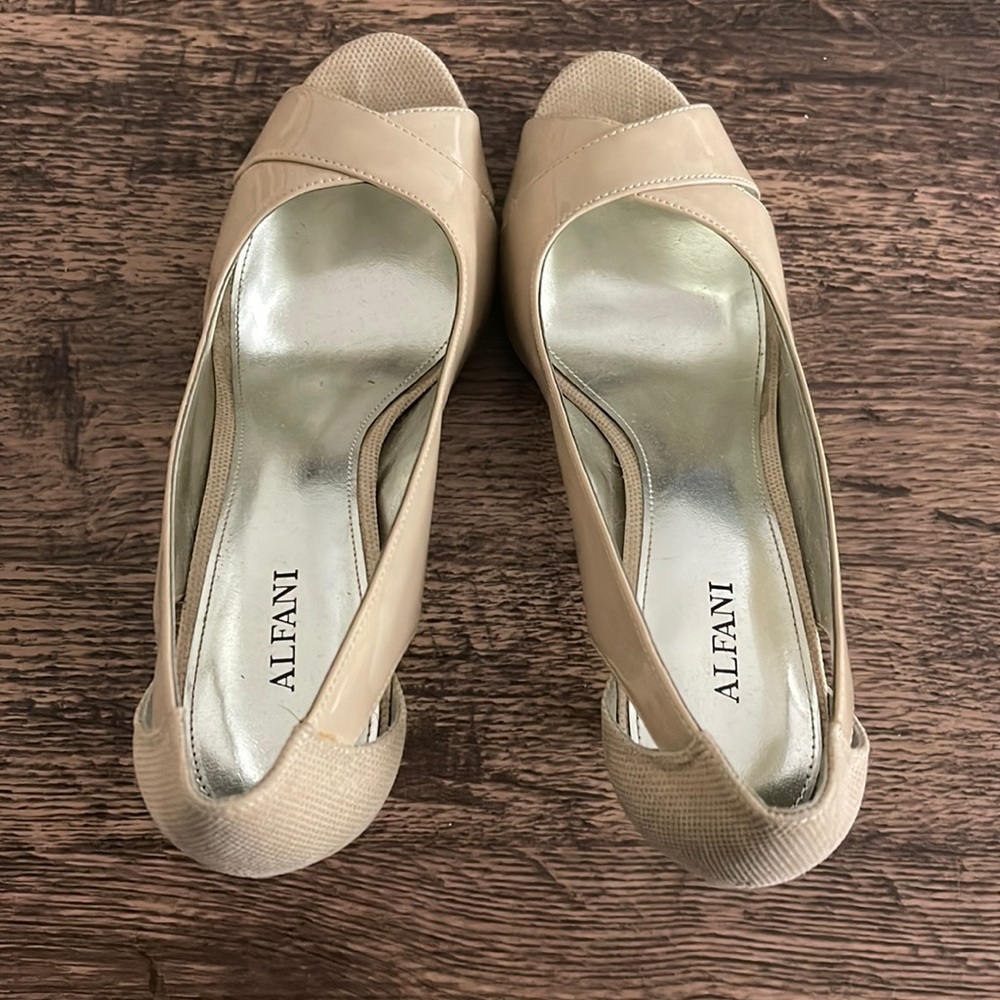 Super cute nude heels